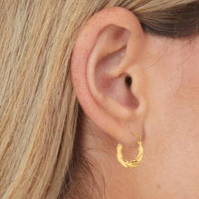 Load image into Gallery viewer, 10k Yellow Gold 15mm Puffy Scalloped Oval Hoop Earrings