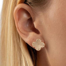 Load image into Gallery viewer, 14k Yellow Gold 12.2mm Radiating Textured Clover Stud Earrings
