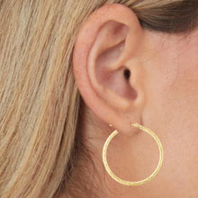 Load image into Gallery viewer, 14k Yellow Gold 2mm Diamond Cut Tube Hoop Earrings
