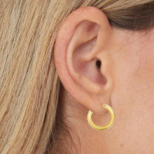 Load image into Gallery viewer, 10k Yellow Gold 15mm Reversible Polished &amp; Diamond Cut Huggie Earrings
