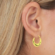 Load image into Gallery viewer, 14k Yellow Gold 20mm Polished Crescent Hoop Earrings
