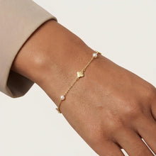 Load image into Gallery viewer, 14k Yellow Gold 8.3mm Gold Pearl &amp; Clover Station Link Bracelet, 6.25" - 7 Inch
