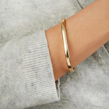 Load image into Gallery viewer, Italian 14k Yellow Gold Oval Bangle Bracelet, 7.5 Inch
